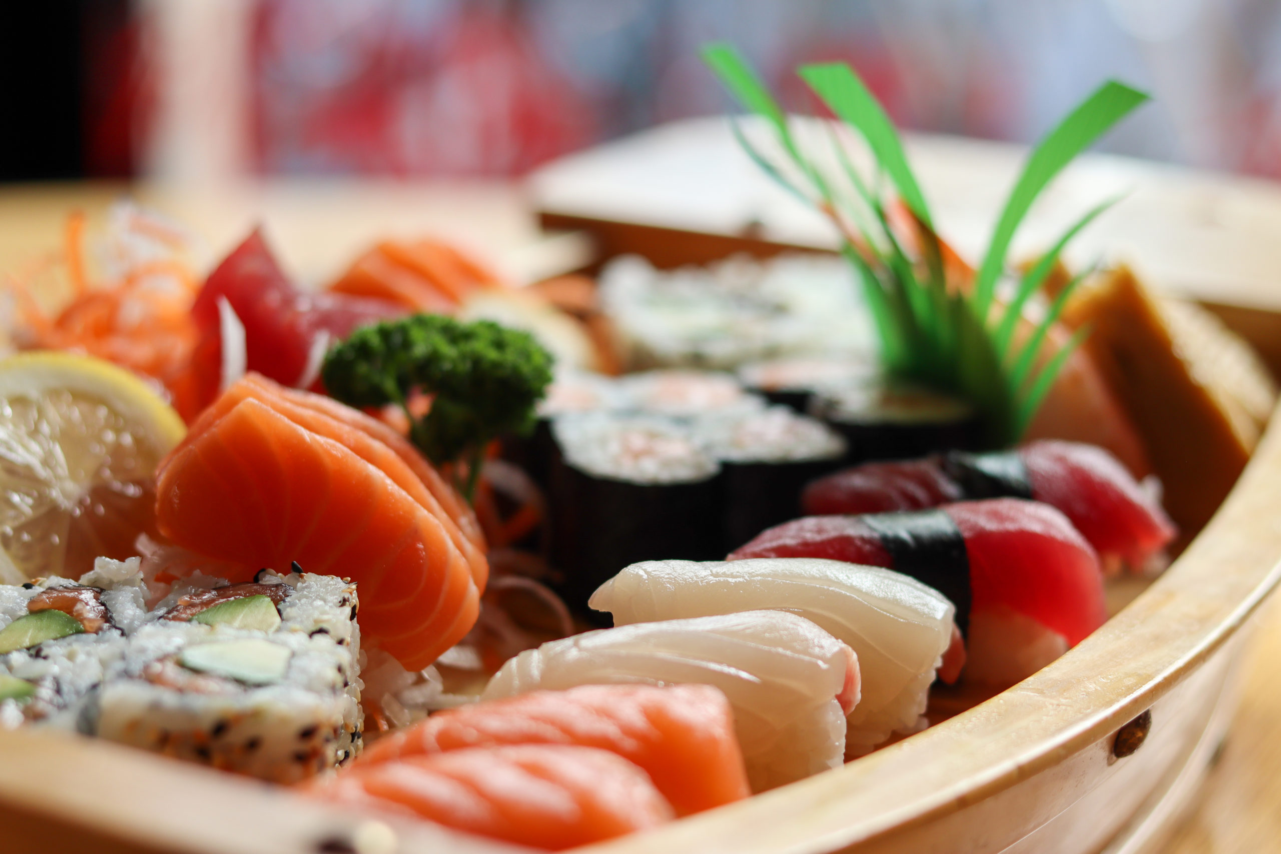 Bateau de sushi, sashimi de saumon et de thon et maki du Shogun